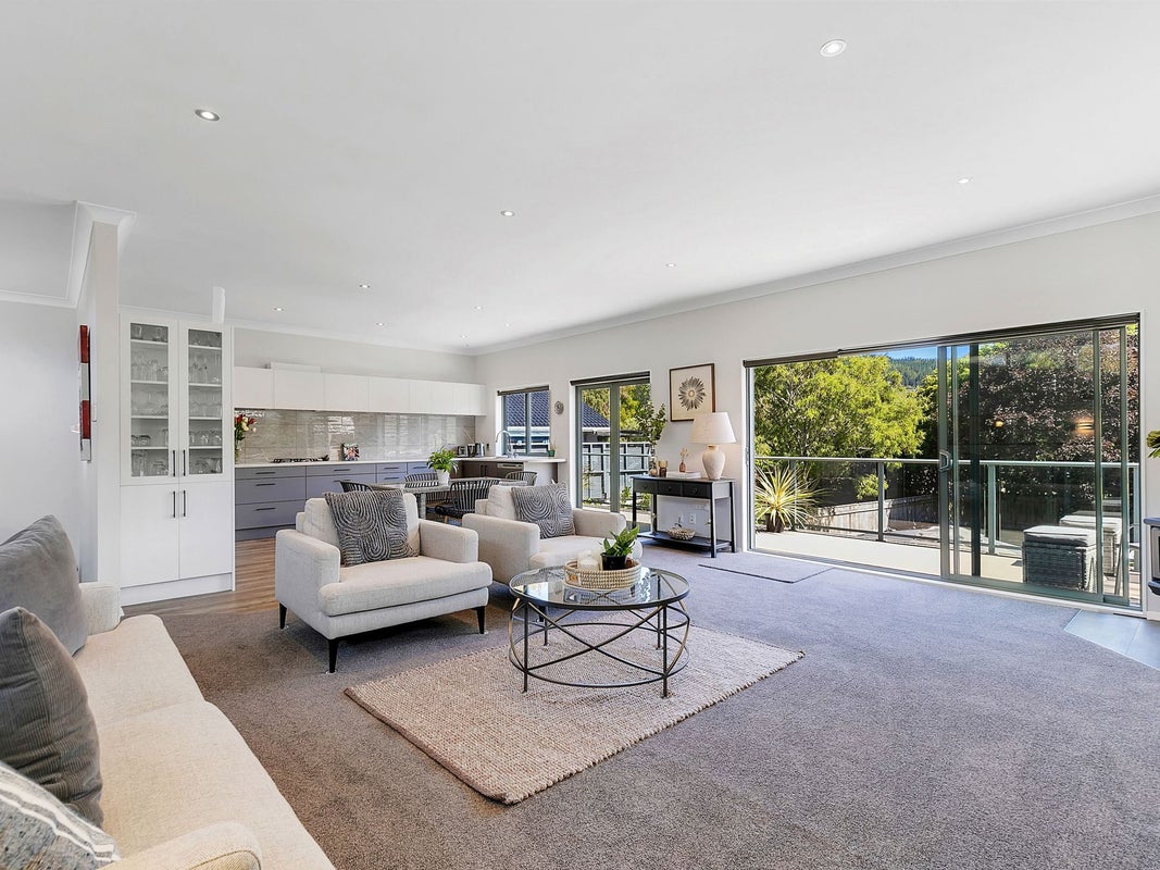 12 Dowling Grove, Silverstream, Upper Hutt - Carousel 2