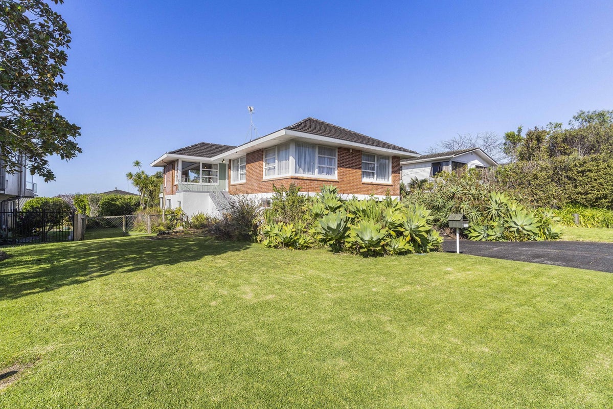 15 McBreen Avenue, Northcote, Auckland - Carousel 1