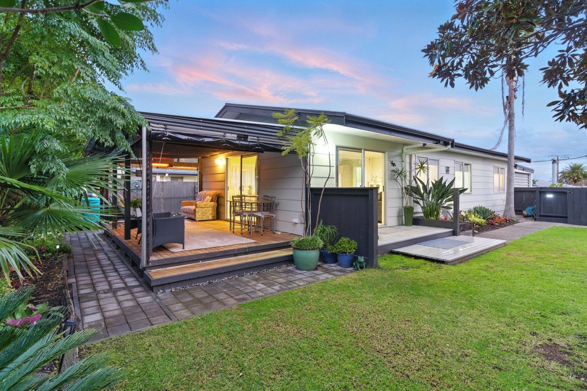 2 Kirkpatrick Place, Papamoa Beach, Papamoa - Carousel 1