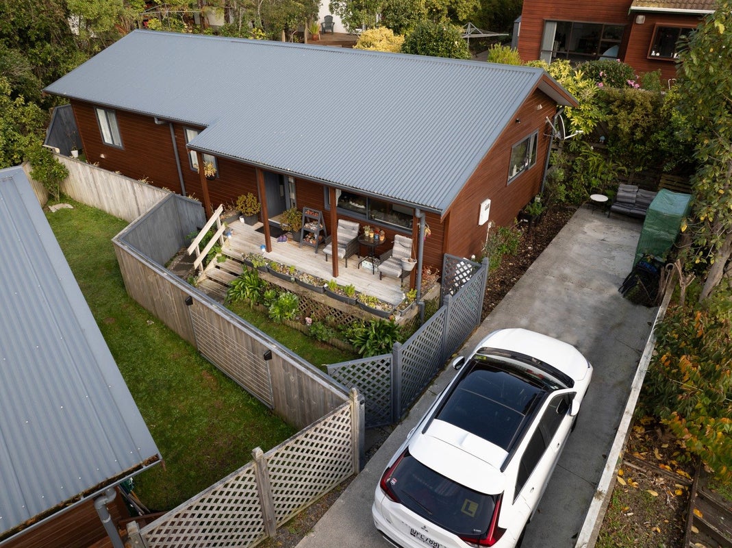 96 Larsen Crescent, Tawa, Wellington - Carousel 1