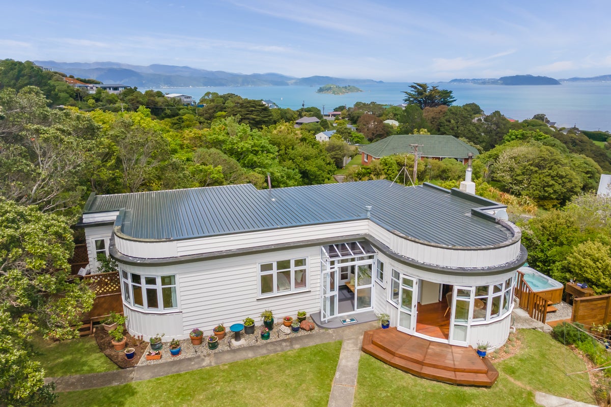 41 Korokoro Road, Korokoro, Lower Hutt - Carousel 1