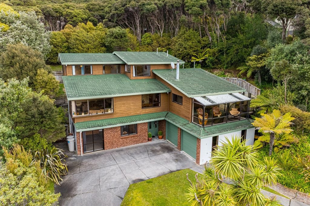 7 Furneaux Grove, Whitby, Porirua - Carousel 1