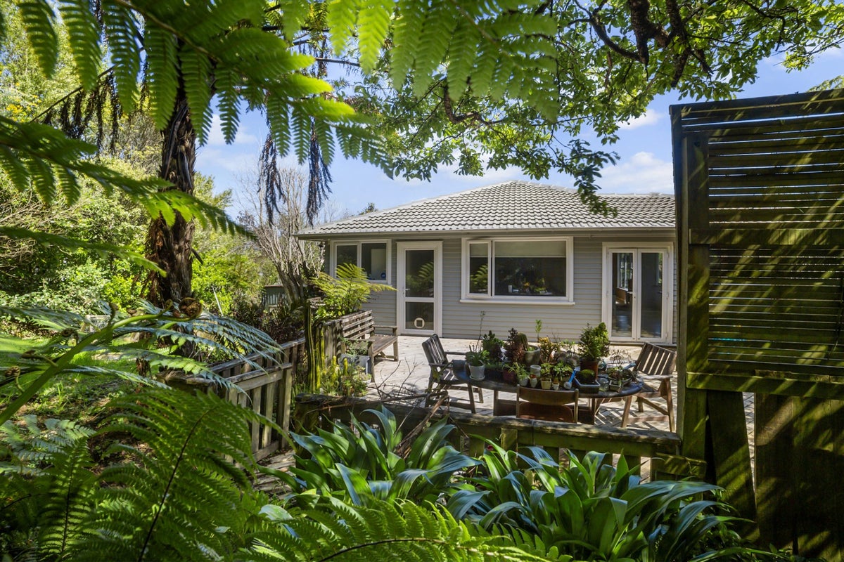 54 Montgomery Avenue, Karori, Wellington - Carousel 1