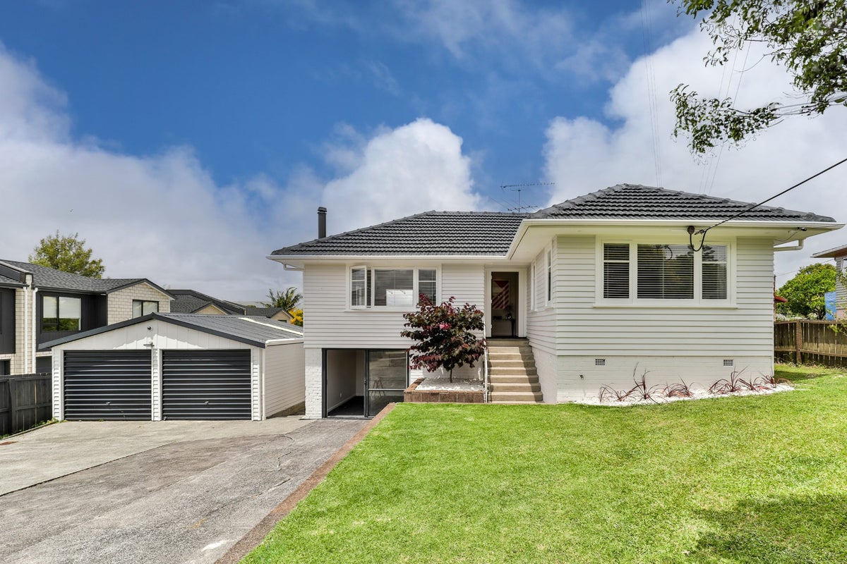 63 Tiroroa Avenue, Te Atatu South, Auckland - Carousel 2