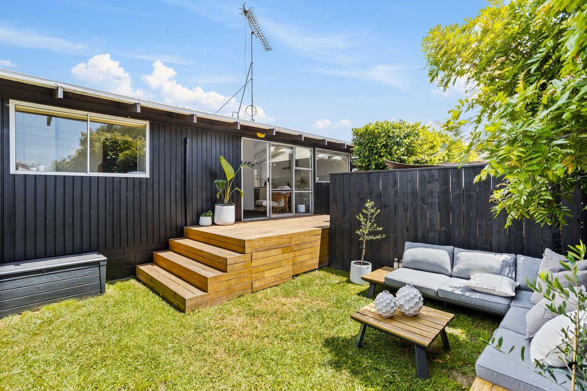 1 Finlow Drive, Te Atatu South, Auckland - Carousel 1