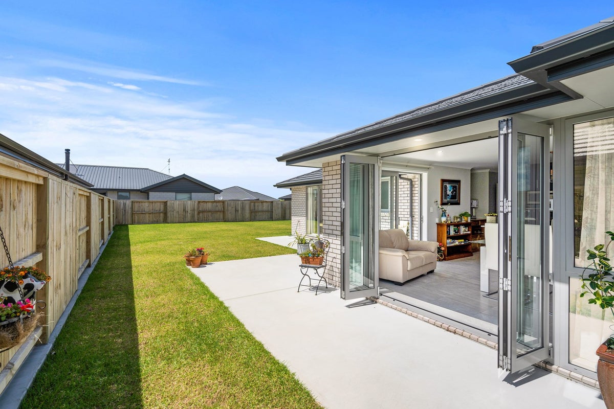 6 Olney Court, One Tree Point - Carousel 2