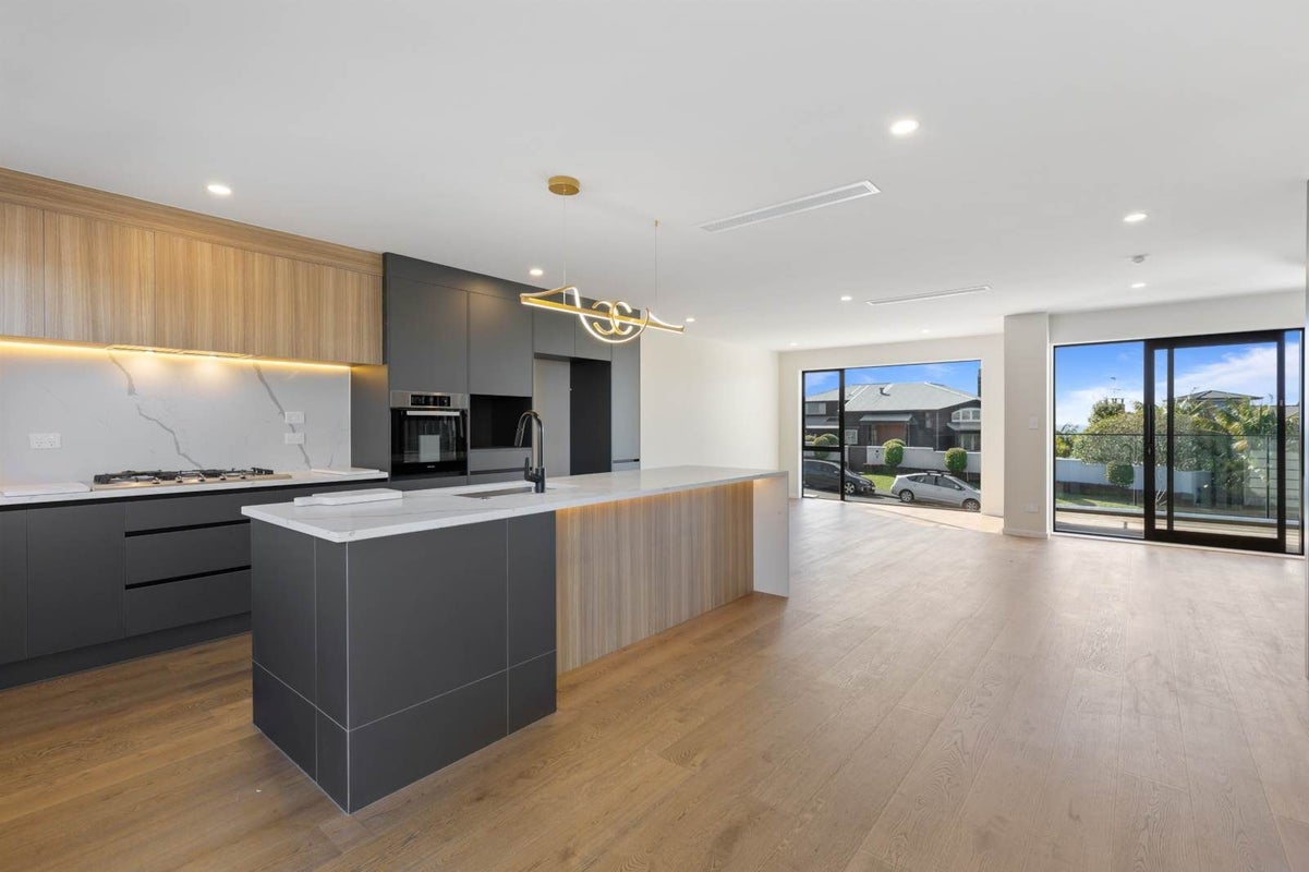 4E Rahopara Street, Castor Bay, Auckland - Carousel 1