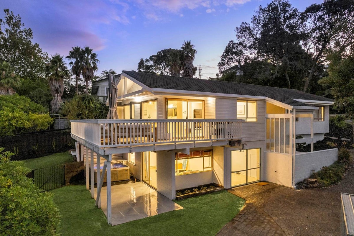42 Deuxberry Avenue, Northcote, Auckland - Carousel 1
