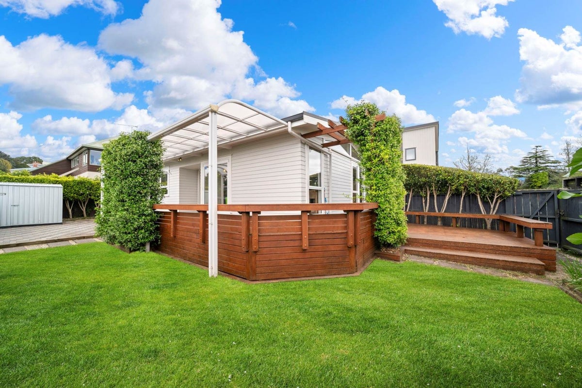 1/1 Tyne Road, Forrest Hill, Auckland - Carousel 1