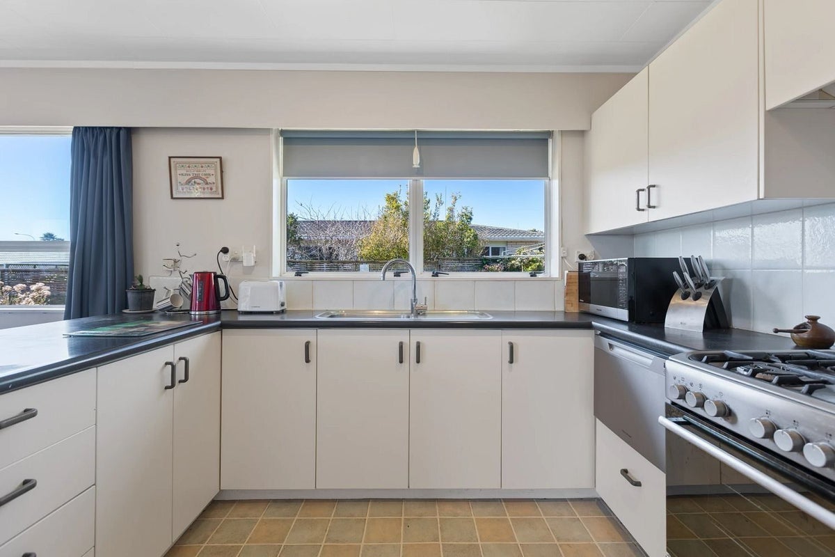 16 Bronte Place, Whalers Gate, New Plymouth - Carousel 2