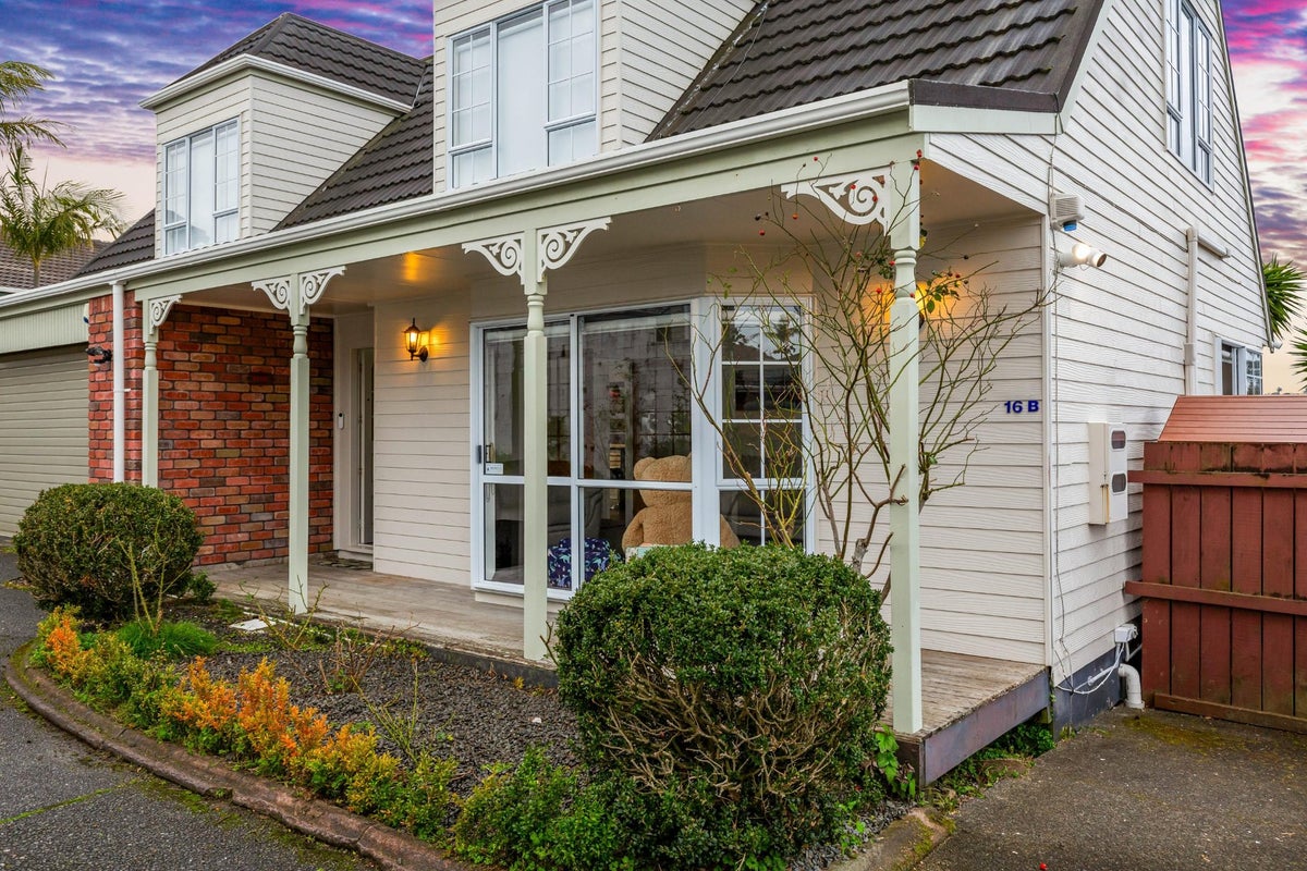 2/16 Fernbird Place, Massey, Auckland - Carousel 2