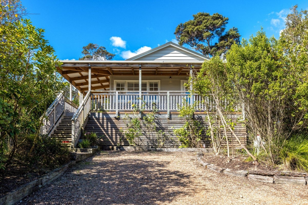 117 Queens Drive, Oneroa, Waiheke Island - Carousel 1