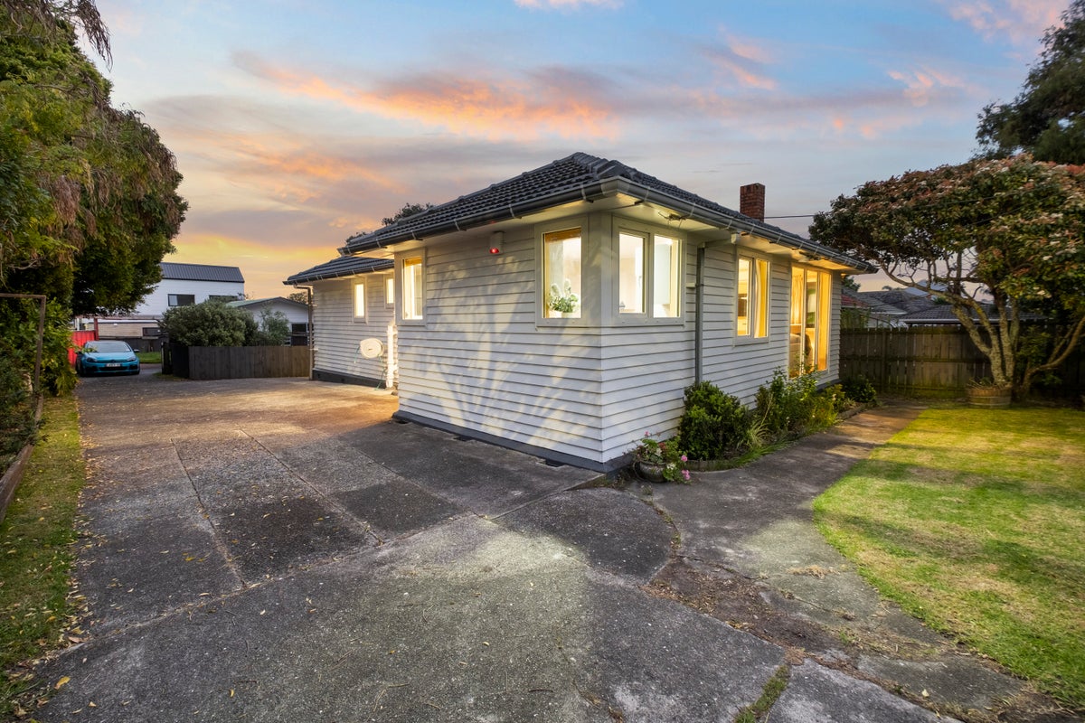 1/388 Te Atatu Road, Te Atatu Peninsula, Auckland - Carousel 2