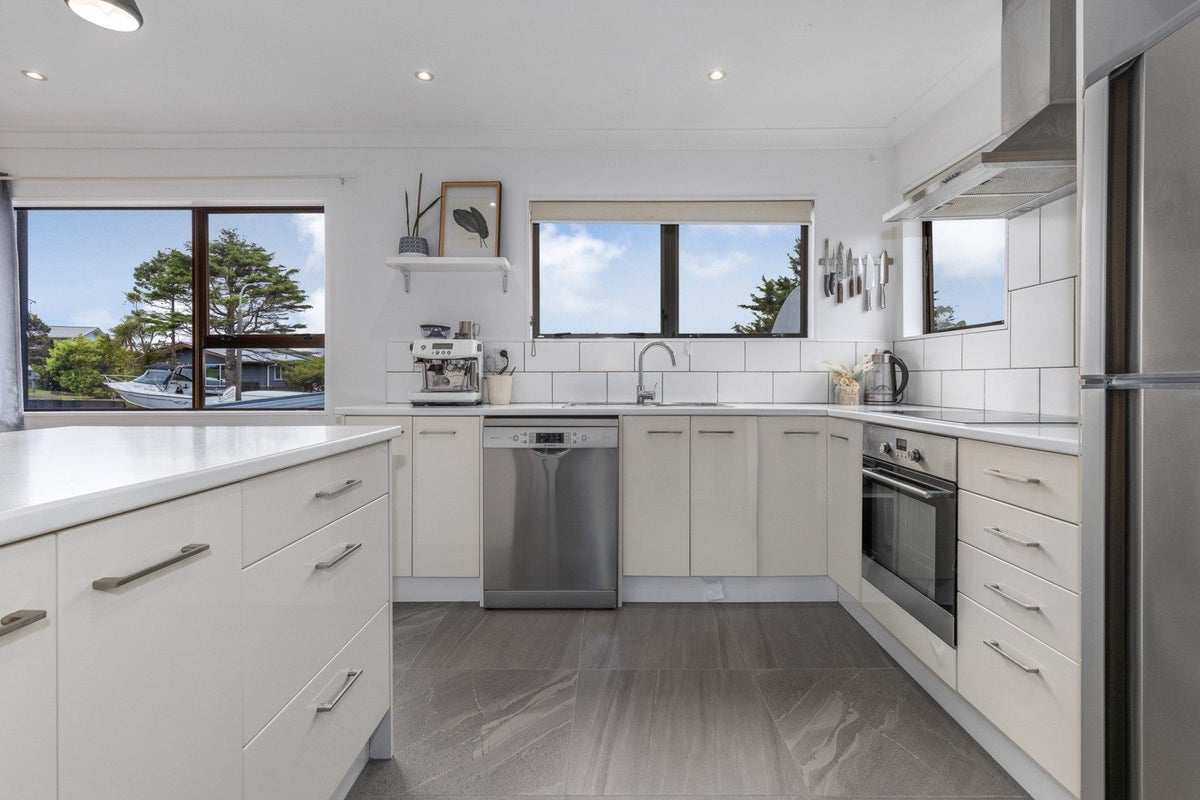 32 Thimble Lane, Whitby, Porirua - Carousel 2