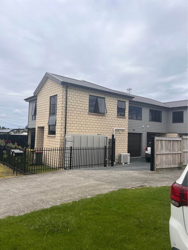 62 Lincoln Park Avenue, Massey, Auckland - Carousel 1