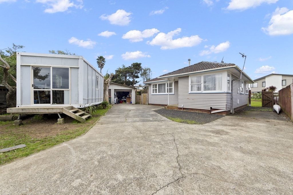 16 Lavinia Crescent, Mangere East, Auckland - Carousel 2