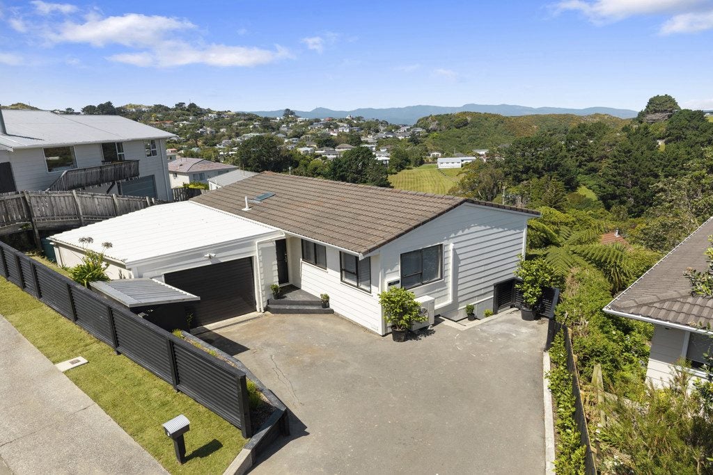 3 Evesham Place, Newlands, Wellington - Carousel 1