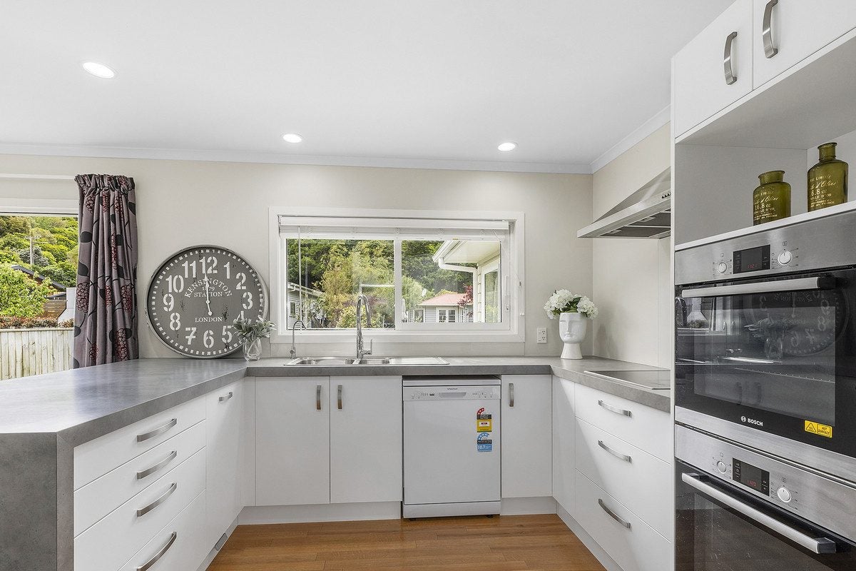 60 Airlie Road, Plimmerton, Porirua - Carousel 2