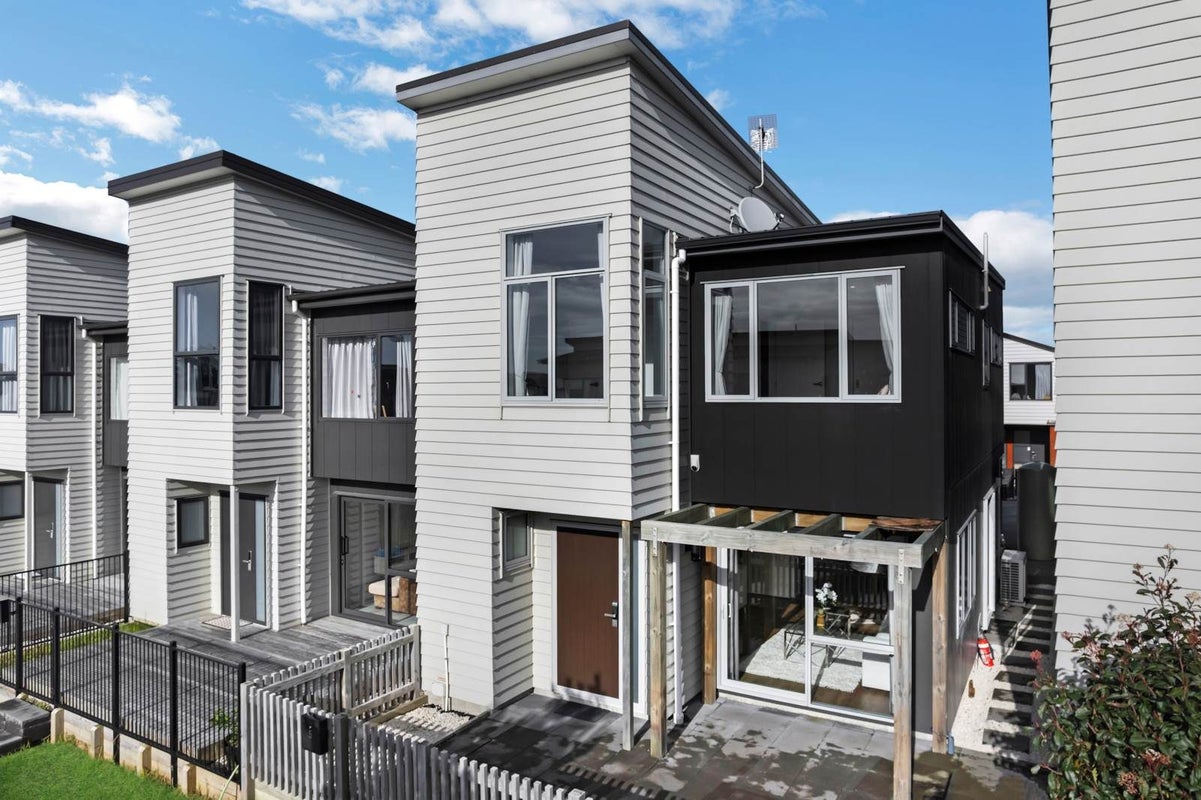 5 Tahingamanu Road, Hobsonville, Auckland - Carousel 1