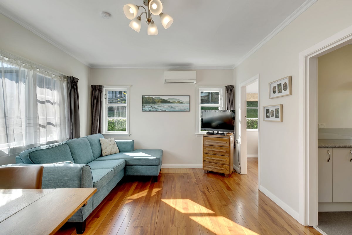 9 Roy Street, Tawa, Wellington - Carousel 2