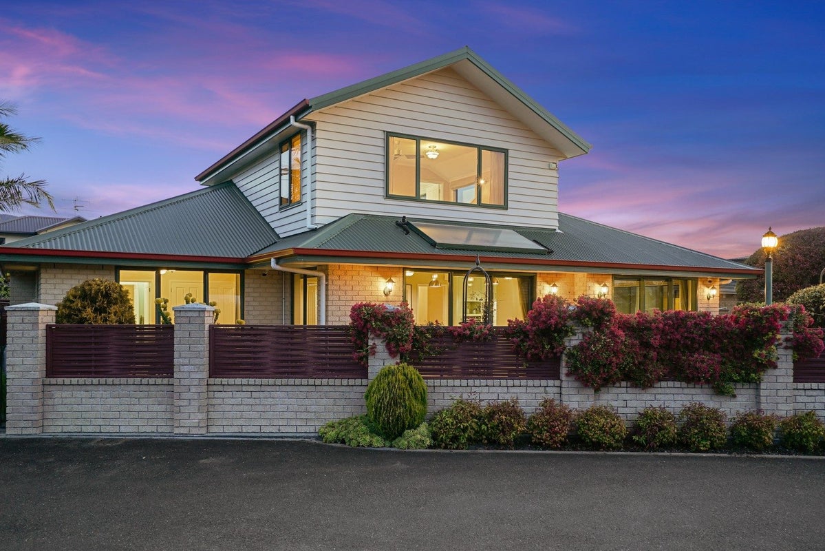 4 Cambria Gardens, The Wood, Nelson - Carousel 2
