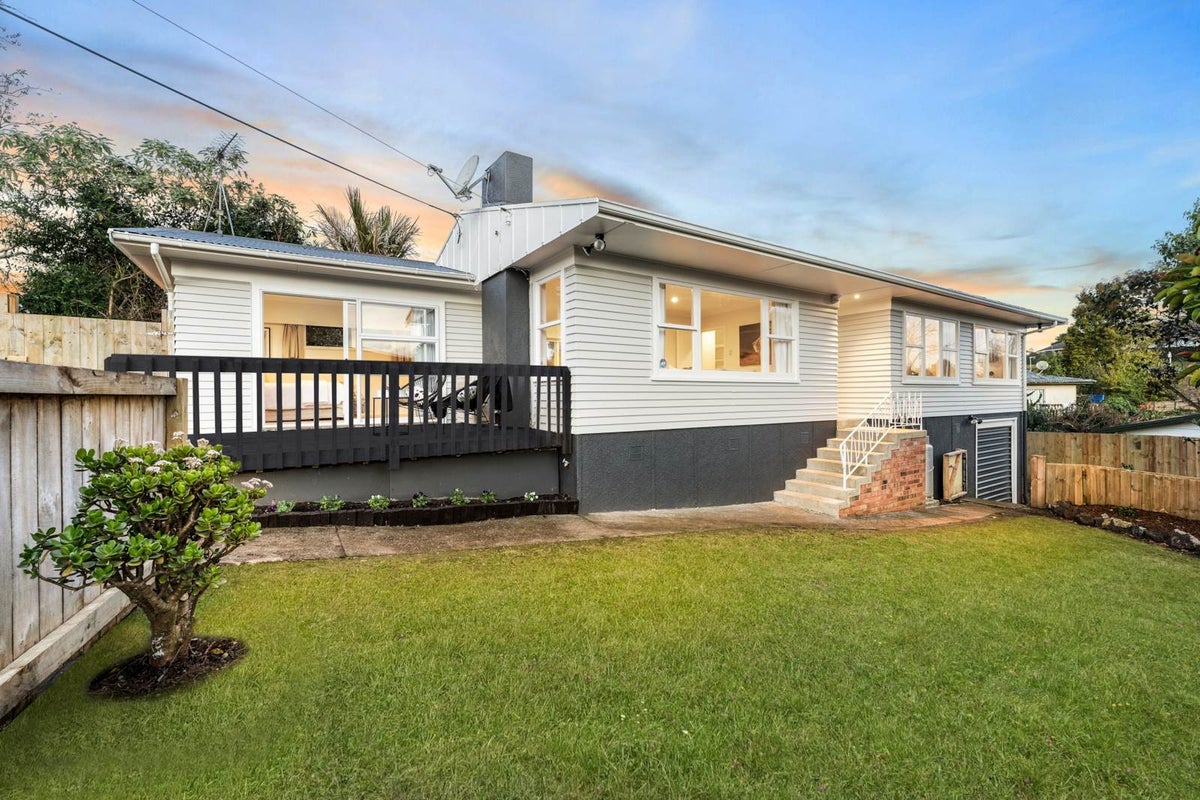 1/27 Castaing Crescent, Te Atatu South, Auckland - Carousel 1