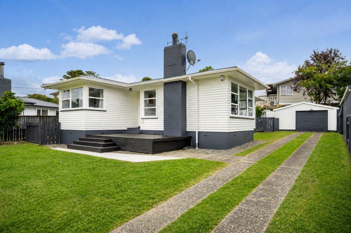 16 Manapouri Place, Glenview, Hamilton - Carousel 2