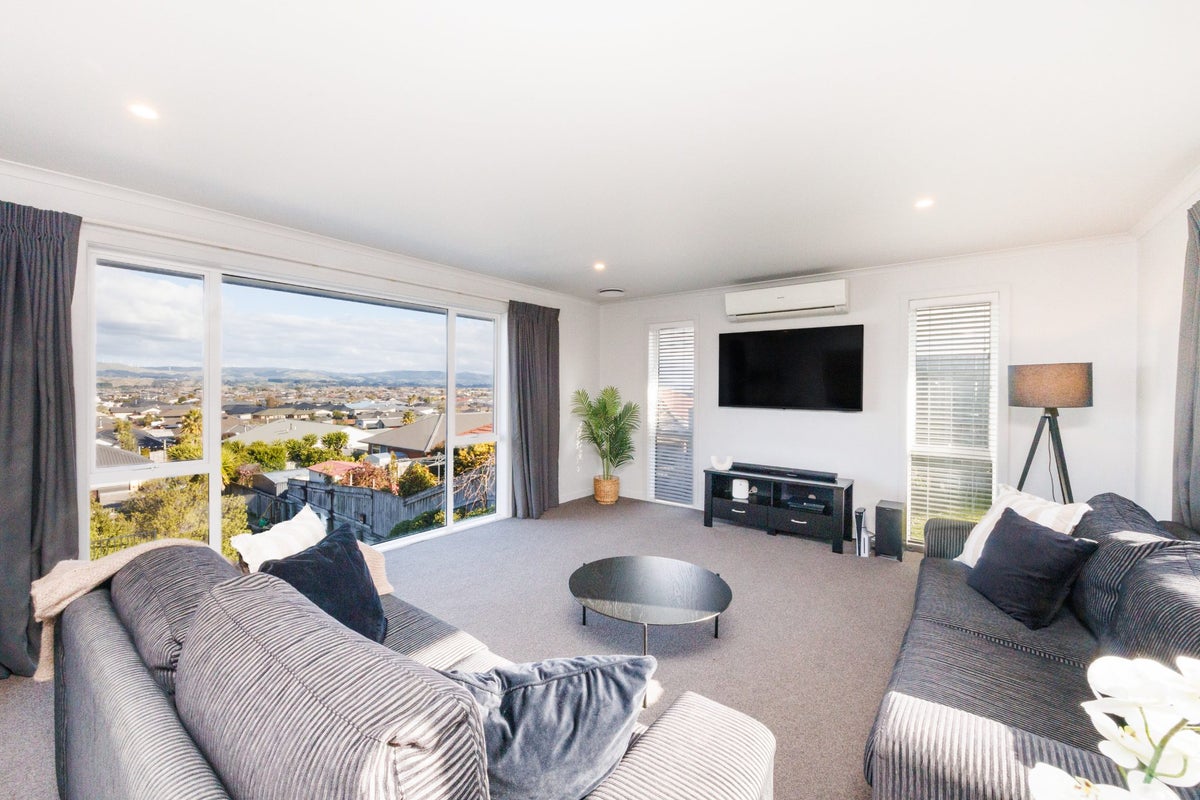 18B Galea Grove, Kelvin Grove, Palmerston North - Carousel 2