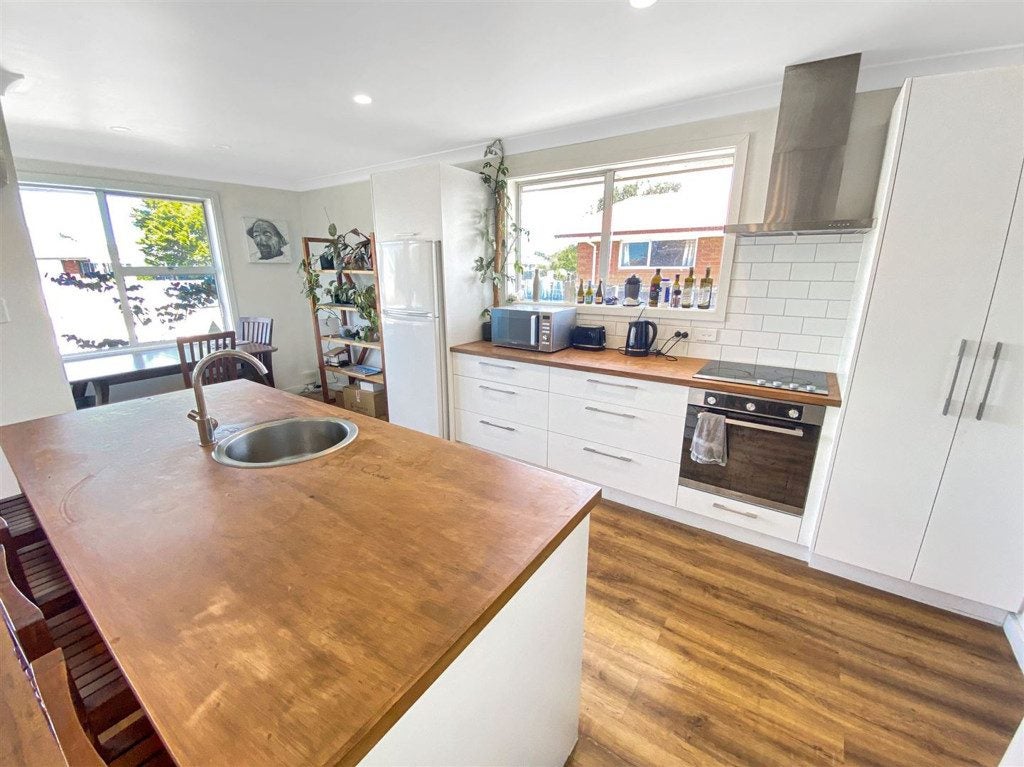 11 Ian Place, Bishopdale, Christchurch - Carousel 2
