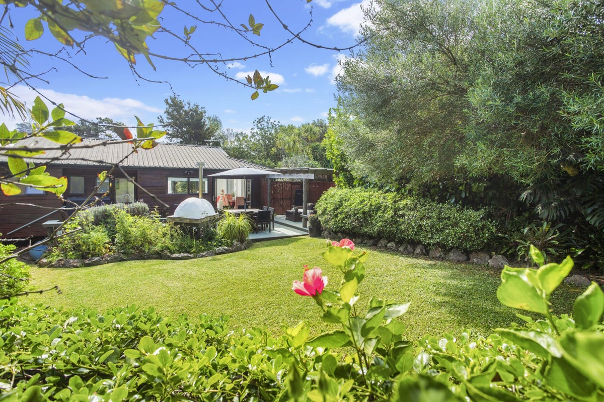 3 Crescent Road East, Ostend, Waiheke Island - Carousel 2
