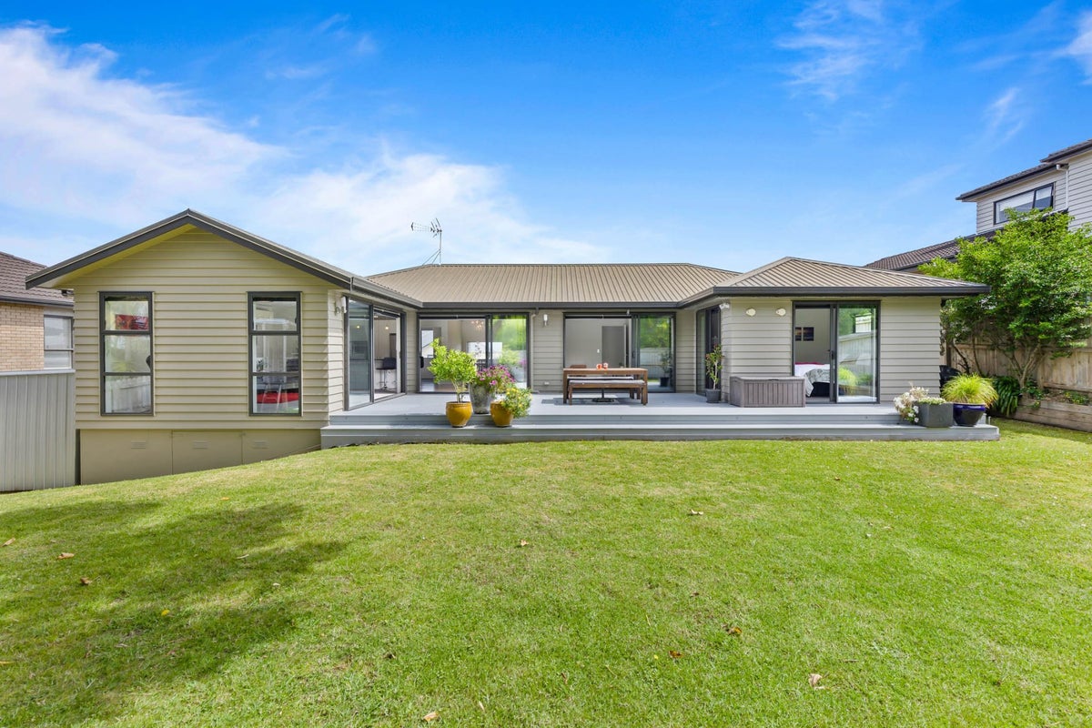 19 Keating Rise, Northcross, Auckland - Carousel 2