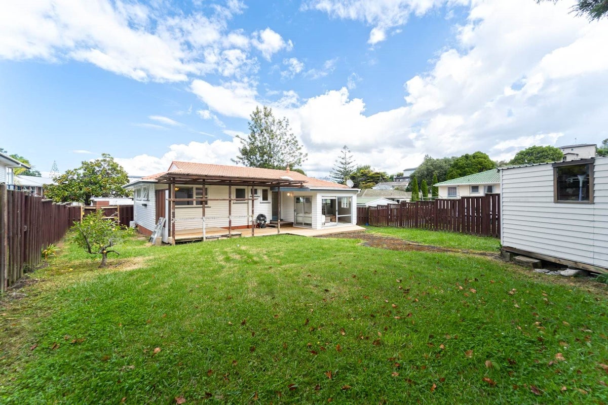 4 Datura Place, Sunnynook, Auckland - Carousel 2