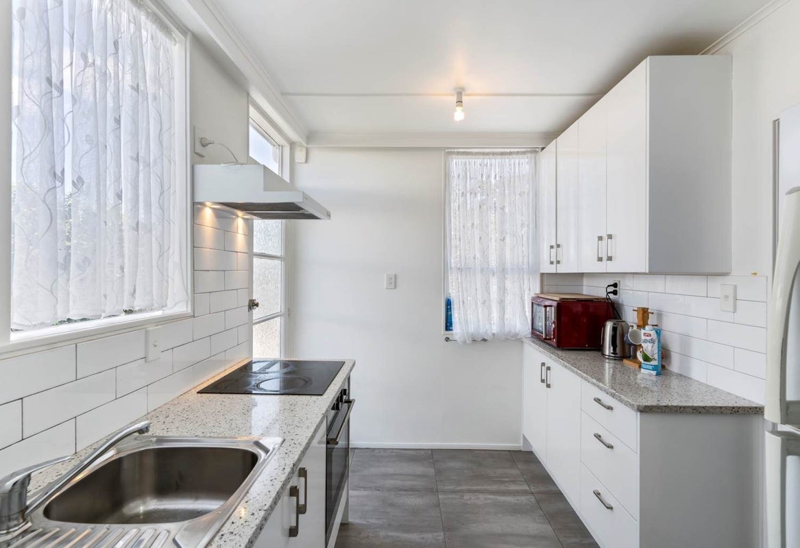 1/4 Hutchinson Avenue, New Lynn, Auckland - Carousel 2