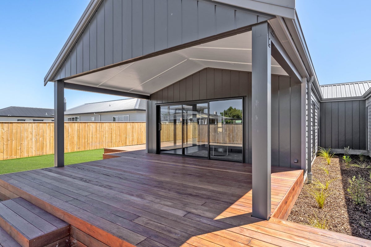 0 State Highway 2, Lansdowne - Carousel 26
