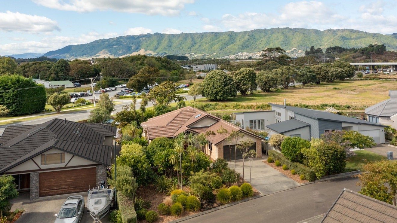4 Fairway Oaks Drive, Waikanae Beach, Waikanae - Carousel 2