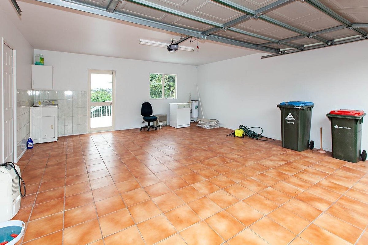 12 Stephen Lysnar Place, Hillsborough, Auckland - Carousel 23