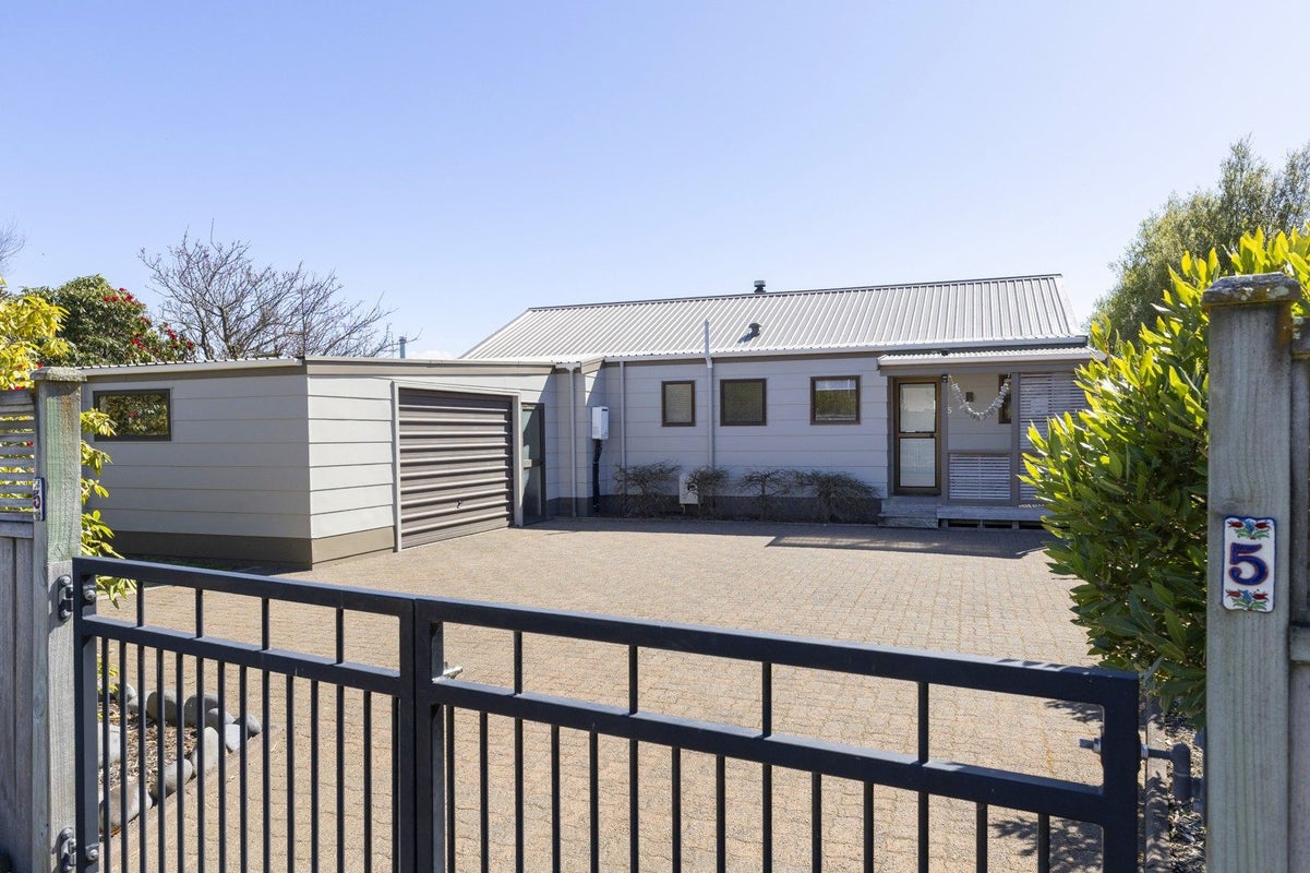 5 Kempton Place, Richmond Heights, Taupo - Carousel 1