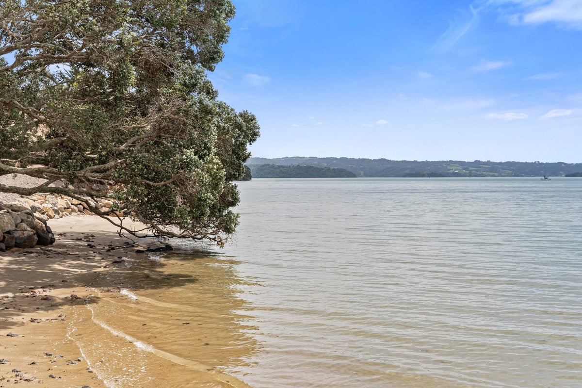 5 Te Piriti Road, One Tree Point - Carousel 37