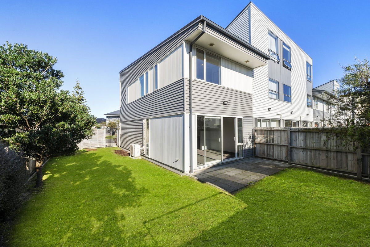 10/2 Stone St, Miramar, Wellington - Carousel 1