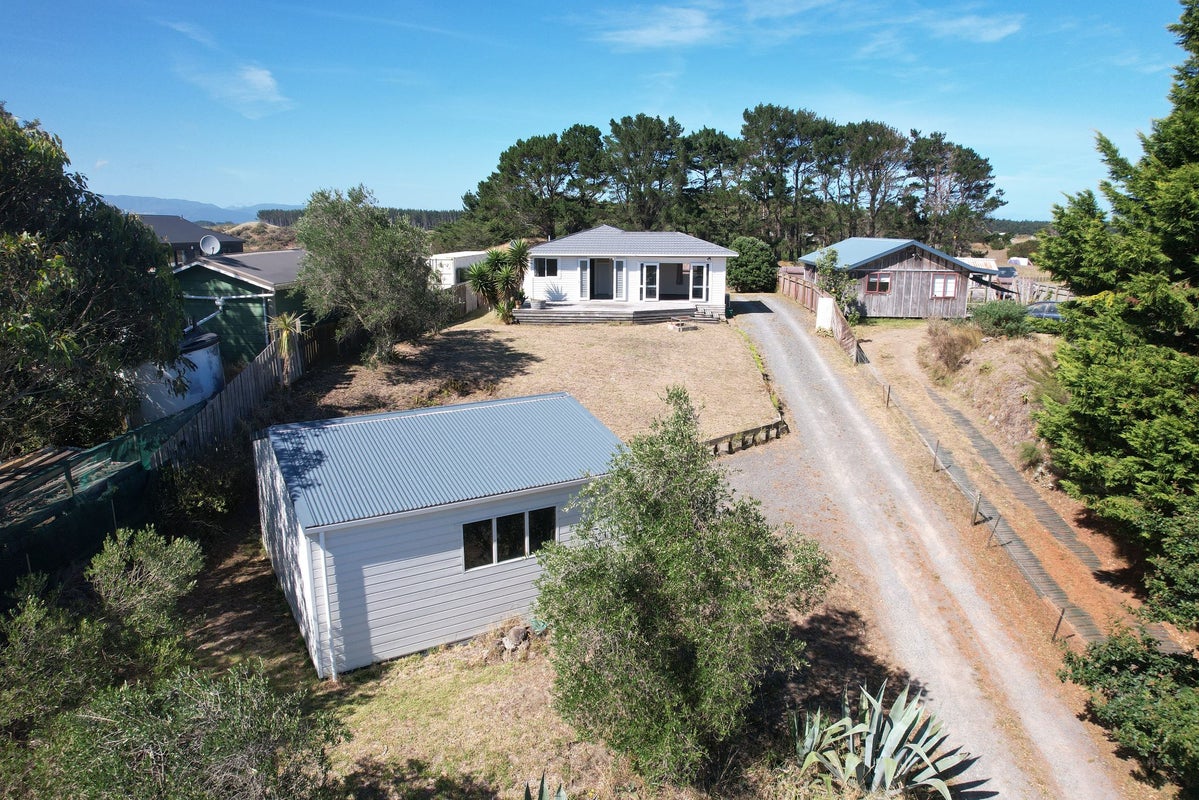 4 Alan Lindsay Avenue, Waitarere Beach, Levin - Carousel 1