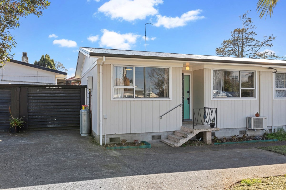 2/1 Sturges Road, Henderson, Auckland - Carousel 2