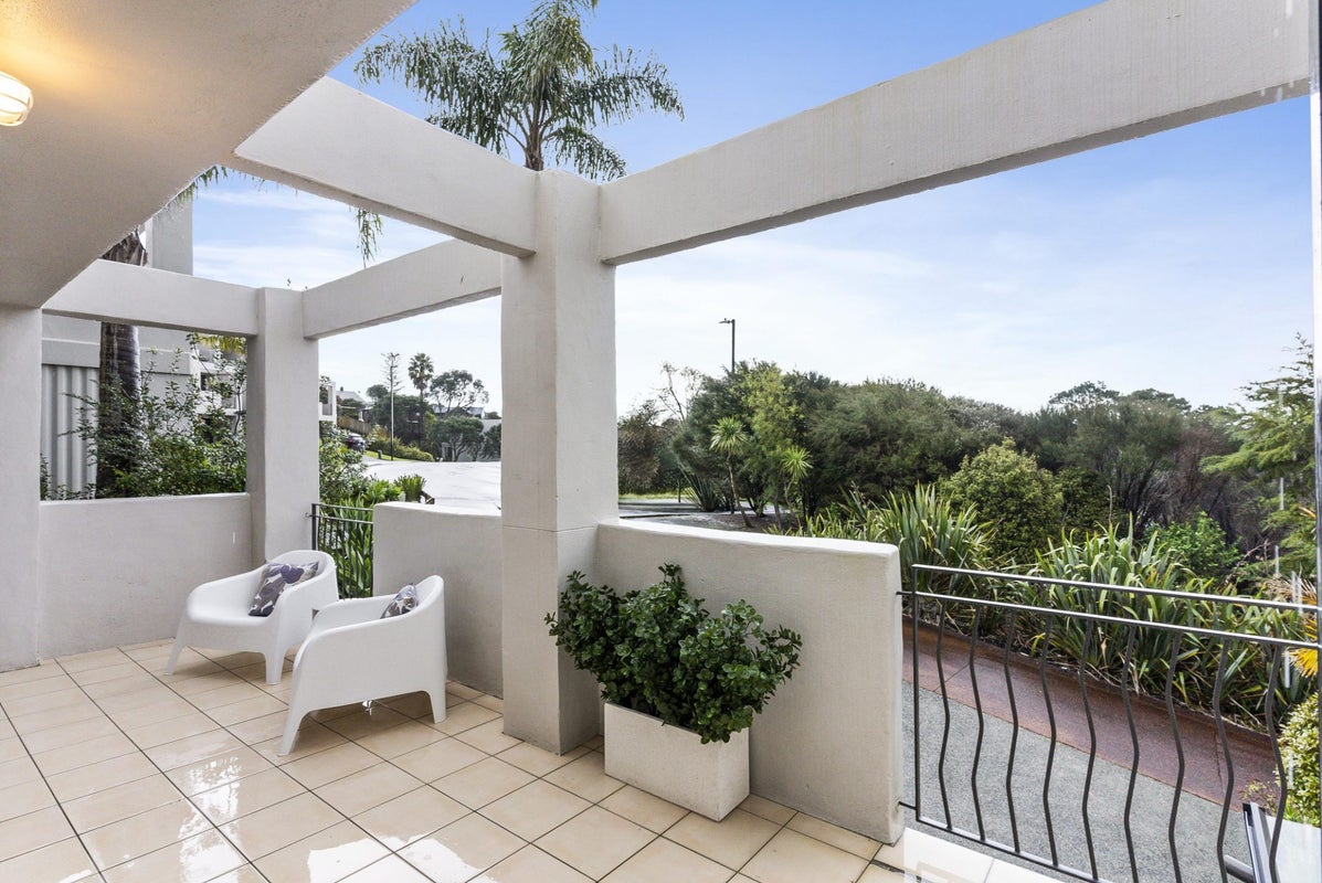 13/5 Monte Cassino Place, Birkdale, Auckland - Carousel 1