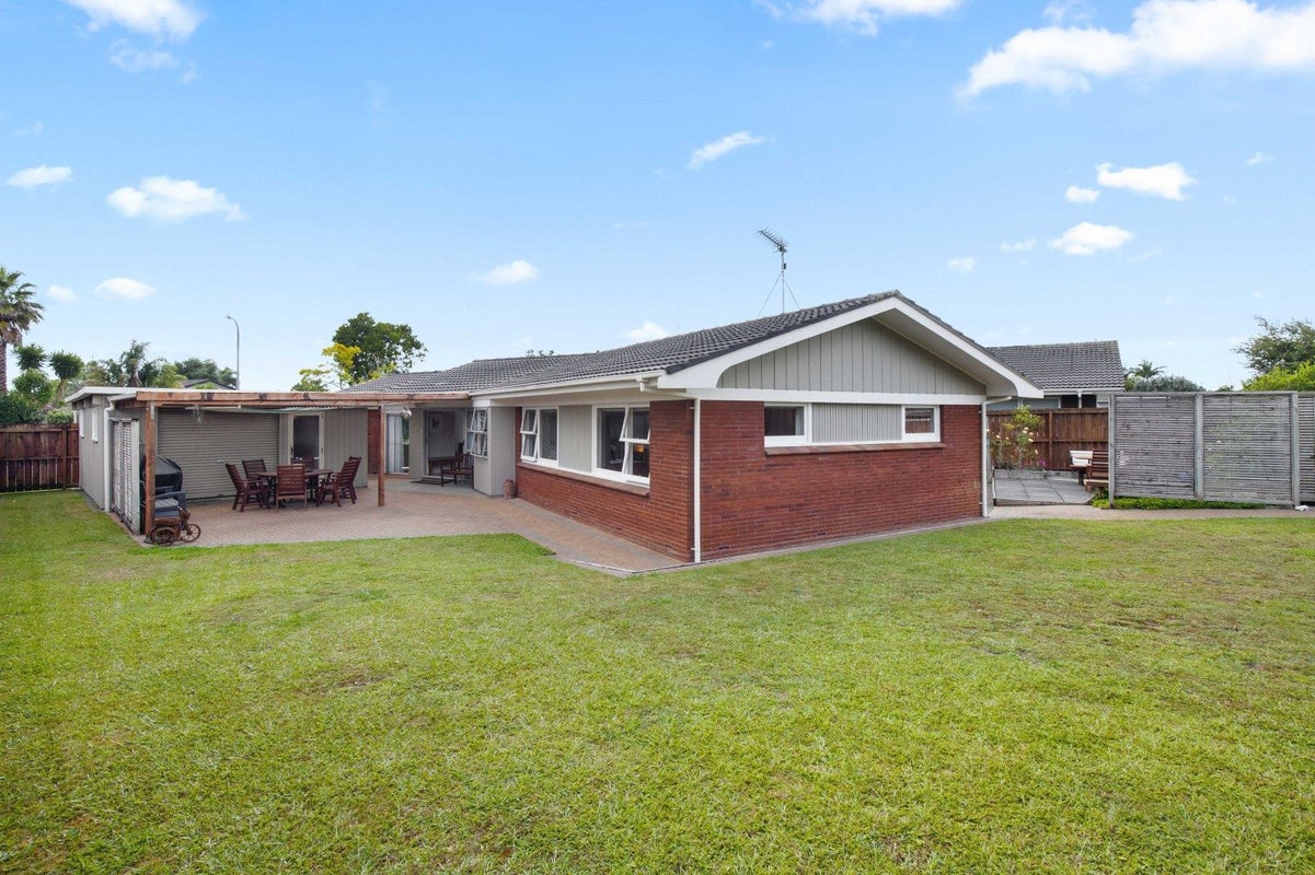 18 Lakeside Drive, Pahurehure, Papakura - Carousel 1