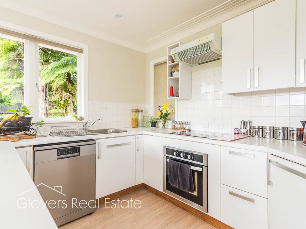 26 Hollywood Avenue, Titirangi, Auckland - Carousel 2