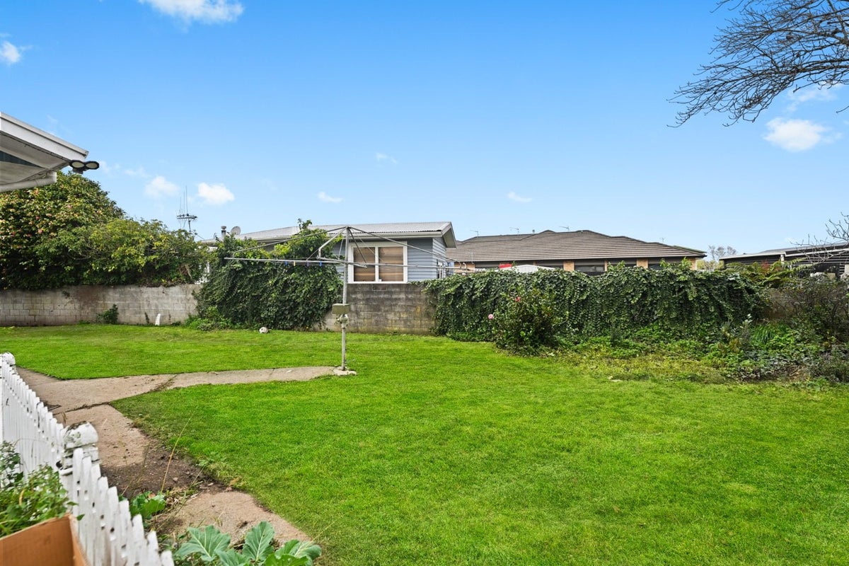 41 Deanwell Avenue, Deanwell, Hamilton - Carousel 11