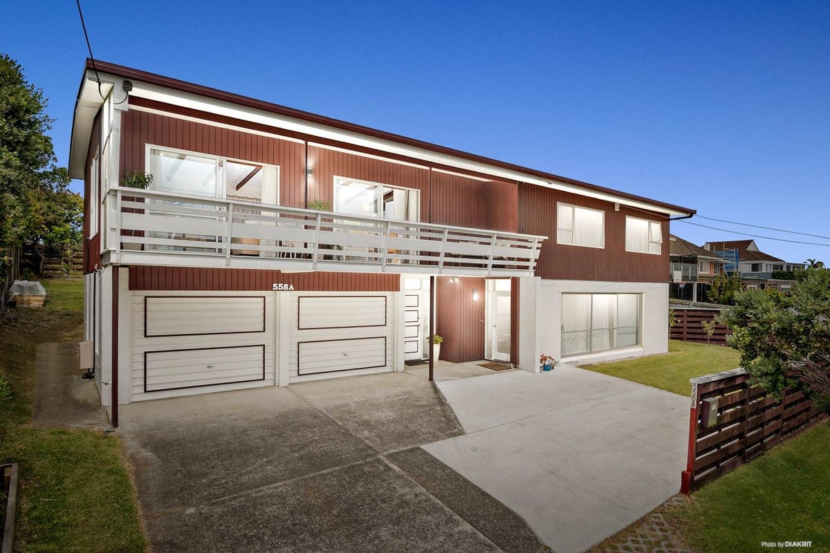 558A Beach Road, Rothesay Bay, Auckland - Carousel 1