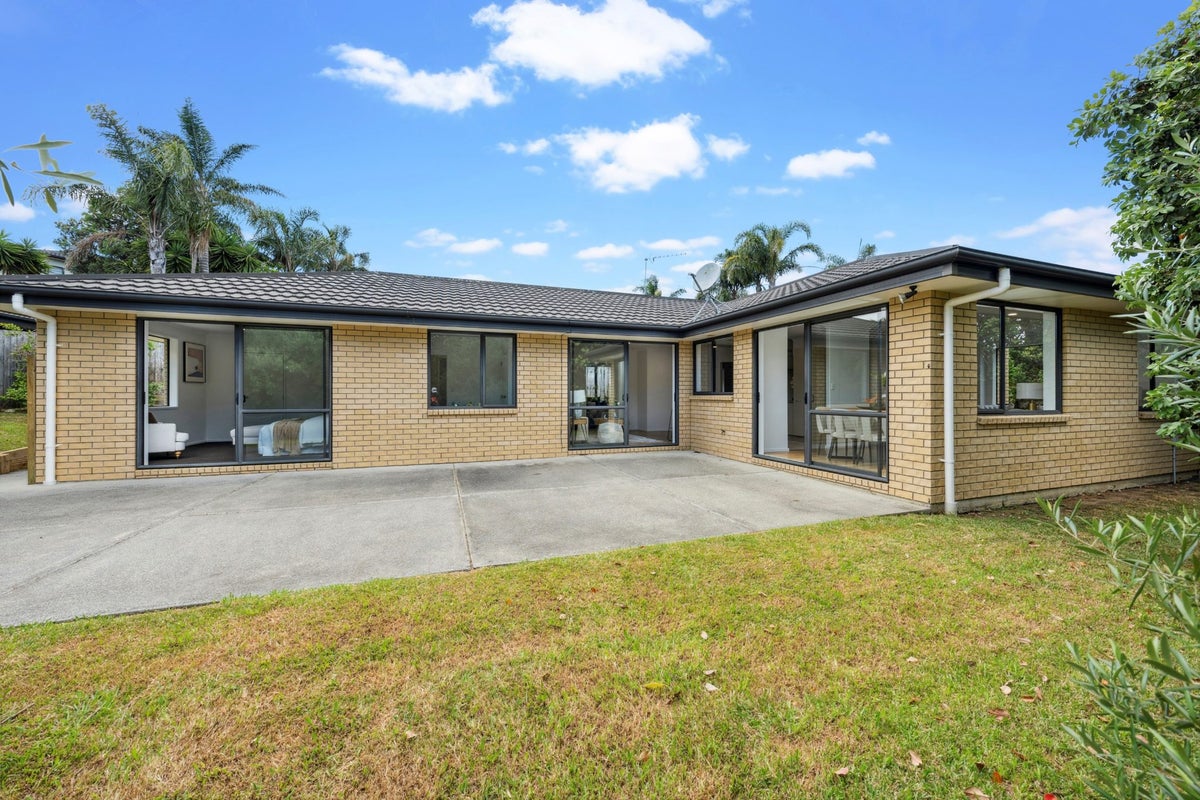 31 Admirals Court Drive, Greenhithe, Auckland - Carousel 2