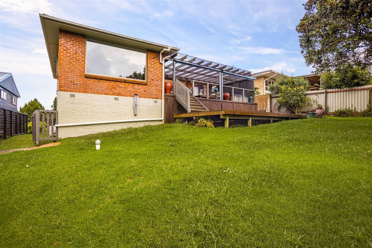8 Rauhuia Crescent, Parau, Auckland - Carousel 2