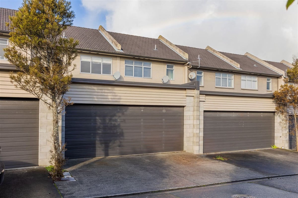 15 Manchester Drive, Flat Bush, Auckland - Carousel 2