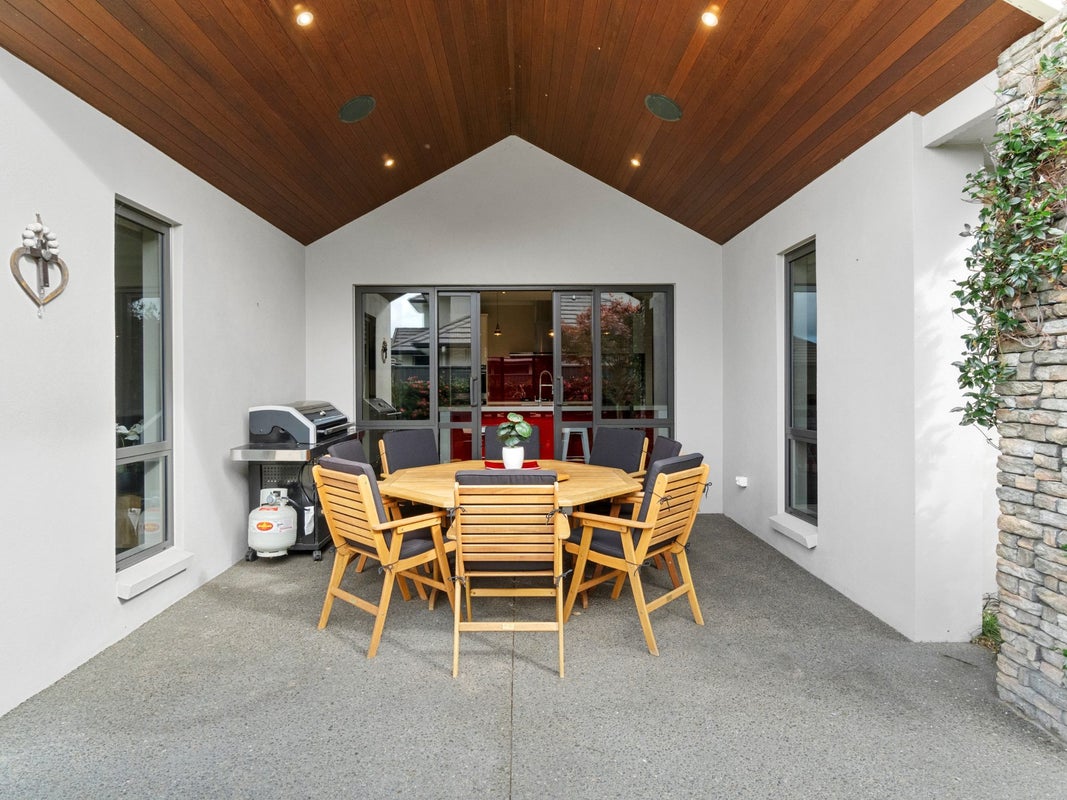11 Johnnybro Place, Rototuna North, Hamilton - Carousel 2